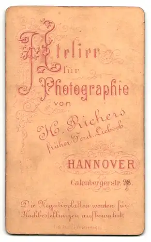 Fotografie H. Richers, Hannover, Portrait junger Soldat in interessanter Uniform