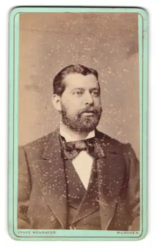 Fotografie Franz Neumayer, München, Portrait stattlicher Herr mit Vollbart in Fliege und Jackett