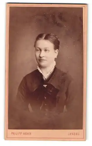Fotografie Philipp Hahn, Landau i. Pf., Portrait bildhübsche Dame mit Schleife und Brosche