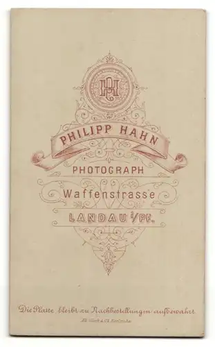 Fotografie Philipp Hahn, Landau i. Pf., Portrait bildhübsche Dame mit Schleife und Brosche