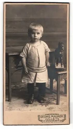 Fotografie Georg Maurer, Halle a. S., niedlicher blonder Bube mit Spielzeugpferd
