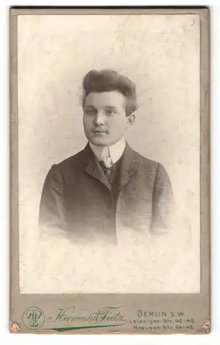 Fotografie Hermann Tietz, Berlin, Portrait elegant gekleideter junger Mann im Anzug