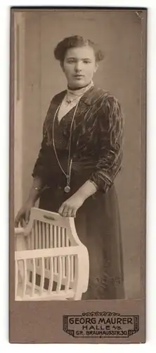 Fotografie Georg Maurer, Halle a. S., hübsches Fräulein in eleganter Bluse