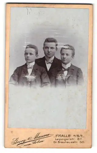 Fotografie Georg Maurer, Halle a. S., Portrait drei hübsche Buben in eleganten Anzügen