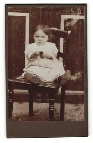 Fotografie unbekannter Fotograf und Ort, Portrait niedliches kleines Mädchen im weissen Kleidchen