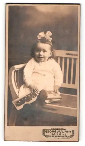 Fotografie Georg Maurer, Halle a. S., Portrait lachendes zuckersüsses Mädchen mit Haarschleife