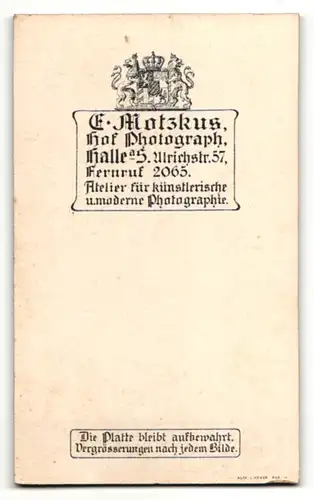 Fotografie E. Motzkus, Halle a. S., Portrait dunkelhaarige junge Schönheit in eleganter Bluse