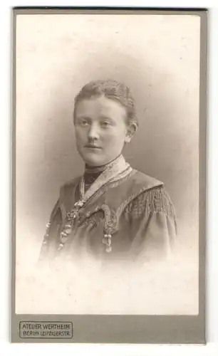 Fotografie Atelier Wertheim, Berlin, Portrait bezaubernde junge Frau in hübscher Bluse