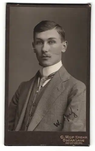 Fotografie Oscar Lang, Heidelberg, Portrait Mann im Anzug mit Krawatte