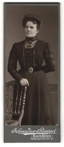 Fotografie Schraudner & Ruppert, Bamberg, Portrait junge Frau in elegantem Kleid