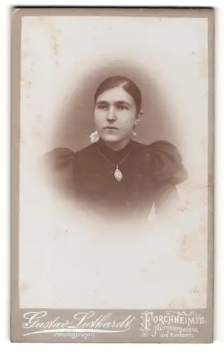 Fotografie Gustav Luthardt, Forchheim i/B., Portrait Frau mit schwarzen Kleid mit Halskette
