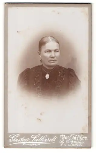 Fotografie Gustav Luthardt, Forchheim i/B., Portrait ältere Frau mit Halskette
