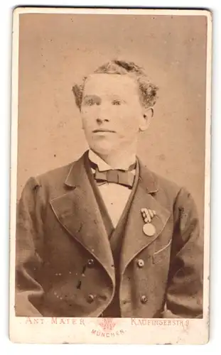 Fotografie Ant. Maier, München, Portrait modisch frisierter Bursche