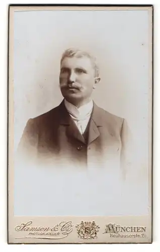 Fotografie Samson & Co., München, Portrait Herr im Jacket mit weisser Krawatte