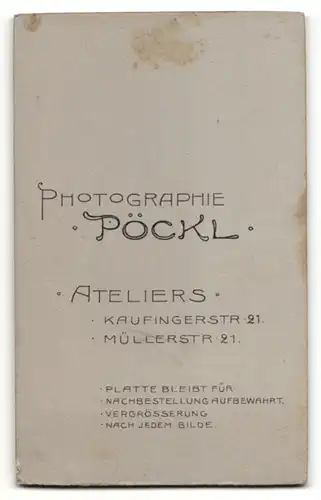 Fotografie Atelier Pöckl, München, Portrait Kind posiert sitzend auf einem weissen Fell