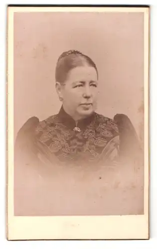 Fotografie unbekannter Fotograf und Ort, Portrait Frau in schwarzer Bluse mit Hochsteckfrisur