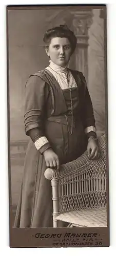 Fotografie Georg Maurer, Halle a/S, Frau im Kleid am Stuhl stehend