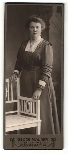 Fotografie Georg Maurer, Halle a/S, Frau stehend mit zwei Halsketten