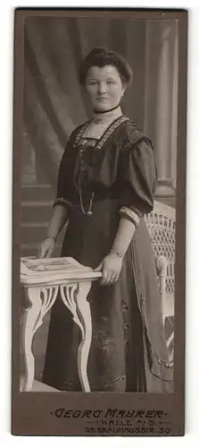 Fotografie Georg Maurer, Halle a/S., Frau mit Armbändern vor einem Buch