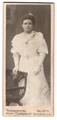 Fotografie Samson & Co, Halle a/S., Frau im weissen Kleid mit Blumen in der Hand