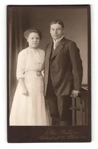 Fotografie Otto Nilius, Schönebeck a/E., junges Paar stehend