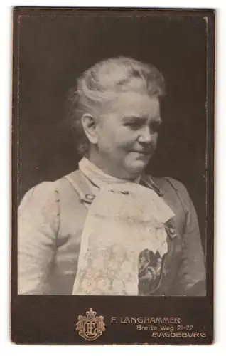 Fotografie F. Langhammer, Magdeburg, ältere Dame mit weissem Halstuch