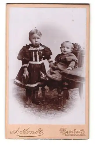 Fotografie A. Arndt, Stassfurt, zwei Kleinkinder in Kleidern