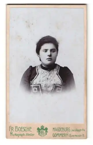 Fotografie Fr. Boesche, Magdeburg, Frau mit Halskette und dunklem Haar