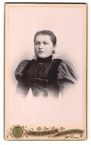 Fotografie L. Wolter, Finsterwalde, Frau in Kleid mit Puffärmeln und weissem Rüschenkragen