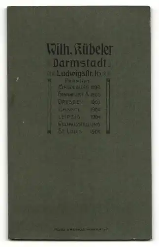 Fotografie Kübeler, Darmstadt, Mann in Anzug mit Fliege und Seitenscheitel