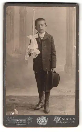 Fotografie Samson und Co., München, Junge mit Kerze und Hut in der Hand