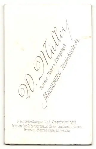 Fotografie W. Müller, Magdeburg, Mädchen in schwarzem Kleid hinter kleiner Mauer stehend