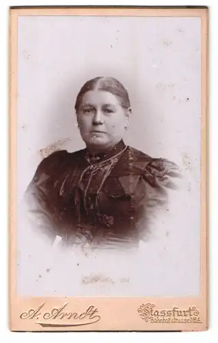 Fotografie A. Arndt, Stassfurt, ältere Dame mit Mittelscheitel und Halskette