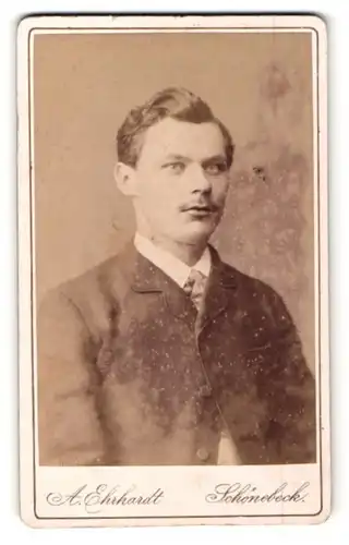 Fotografie A. Ehrhardt, Schönebeck, junger Mann in Anzug mit kleinem Schnauzbart