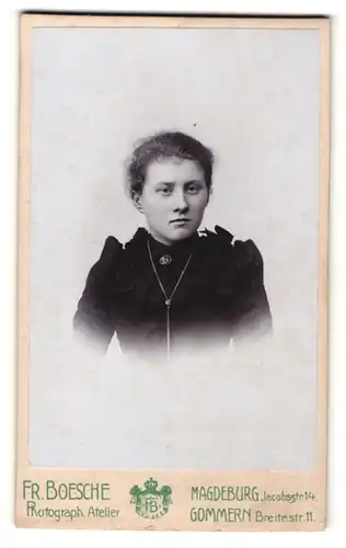 Fotografie Fr. Boesche, Magdeburg, junges Mädchen mit filigraner Halskette und Brosche