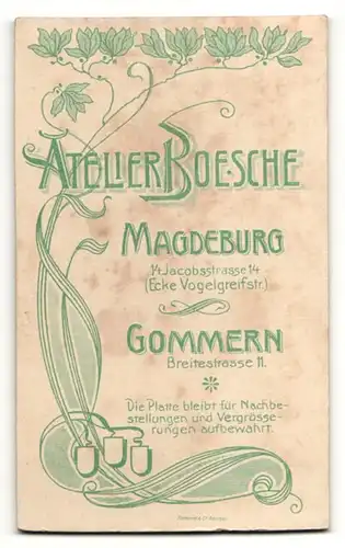 Fotografie Fr. Boesche, Magdeburg, junges Mädchen mit filigraner Halskette und Brosche