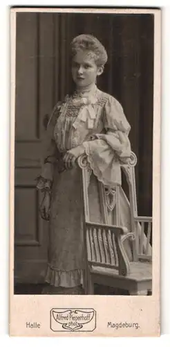 Fotografie Alfred Pieperhoff, Halle, Frau mit Hochsteckfrisur in weissem Rüschenkleid