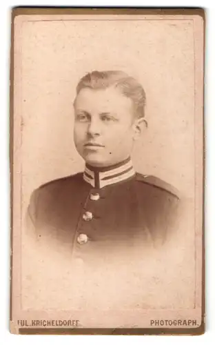 Fotografie Julius Kricheldorff, Berlin, Soldat in Uniform mit zugeknöpftem Kragen