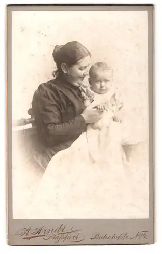 Fotografie A. Arndt, Stassfurt, Frau mit Baby im Arm