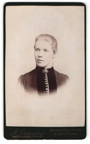 Fotografie J. Gregoire, Birmingham, Portrait junge Dame mit zurückgebundenem Haar