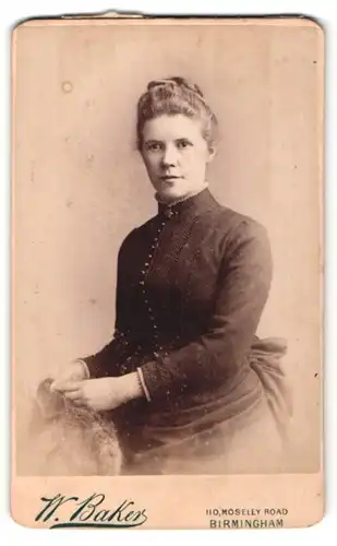 Fotografie W. Baker, Birmingham, Portrait hübsche Dame in zeitgenössischer Kleidung