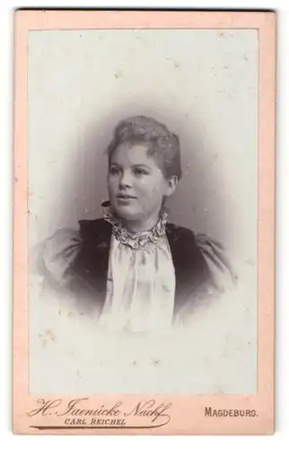 Fotografie H. Jaenücke Nachf., Magdeburg, Portrait hübsche Dame in zeitgenössischer Kleidung