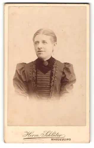 Fotografie Herm. Schlüter, Magdeburg, Portrait bürgerliche Dame mit zurückgebundenem Haar