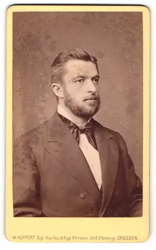 Fotografie W. Höffert, Dresden, Portrait stattlicher Herr im Anzug mit Fliege und Bart