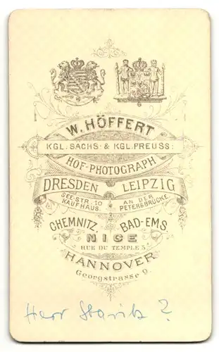 Fotografie W. Höffert, Dresden, Portrait stattlicher Herr im Anzug mit Fliege und Bart