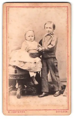Fotografie W. Lampmann, Dresden, Portrait Kinderpaar in zeitgenössicher Kleidung