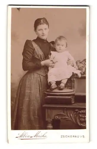 Fotografie Albin Meiche, Zschopau i / S., Portrait bürgerliche Dame mit Kleinkind auf dem Arm