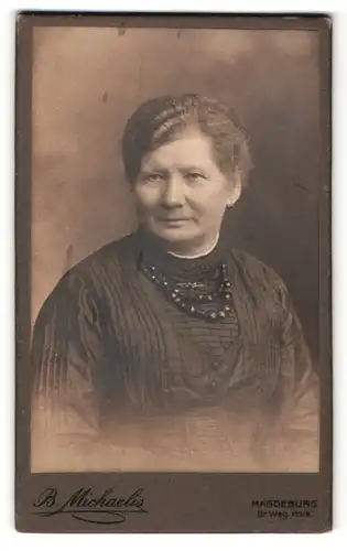 Fotografie B. Michaelis, Magdeburg, Portrait ältere Dame im hübschen Kleid mit Halskette