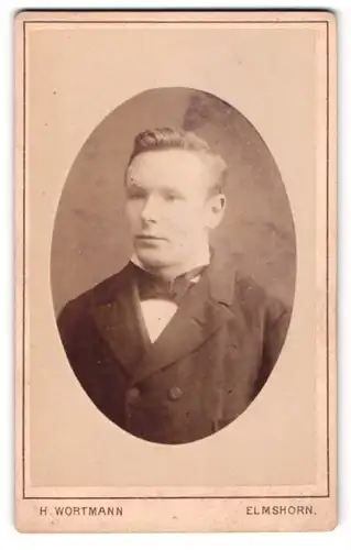 Fotografie H. Wortmann, Elmshorn, Portrait junger Herr in modischer Kleidung mit Fliege