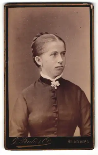 Fotografie G. Pauli & Co., Heidelberg, Portrait junge Dame im schwarzen Kleid mit Flechtfrisur